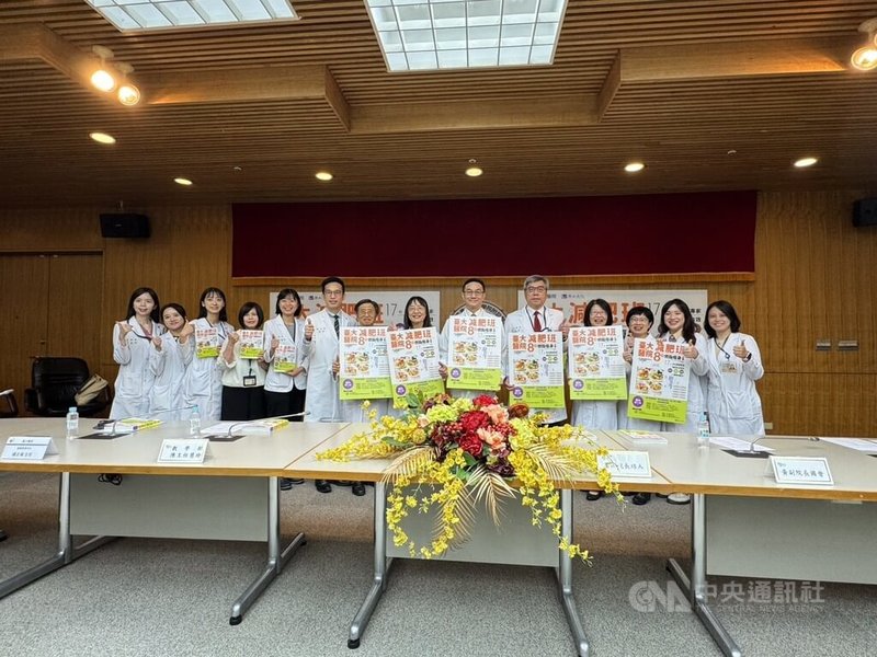 台大醫院25日舉辦「台大醫院減肥班8週燃脂瘦身全書」新書發表會，書中集結台大醫院減肥班30年來協助學員減重的3大核心策略「營養、運動及心理」等各種小訣竅。中央社記者沈佩瑤攝　114年7月25日