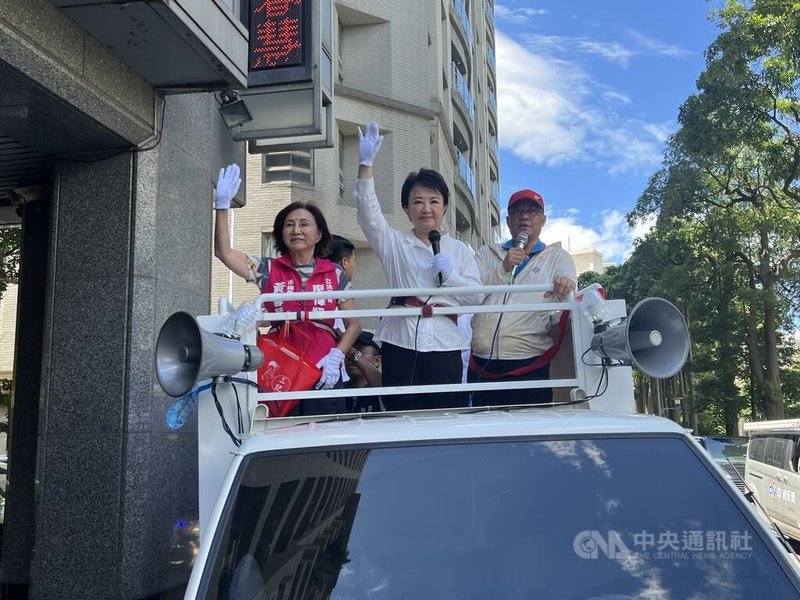 罷免投票26日登場，台中市長盧秀燕（中）25日上午與中國國民黨籍立法委員廖偉翔母親、國民黨籍台中市議員黃馨慧（左）車隊掃街，宣傳反罷免。中央社記者郝雪卿攝　114年7月25日