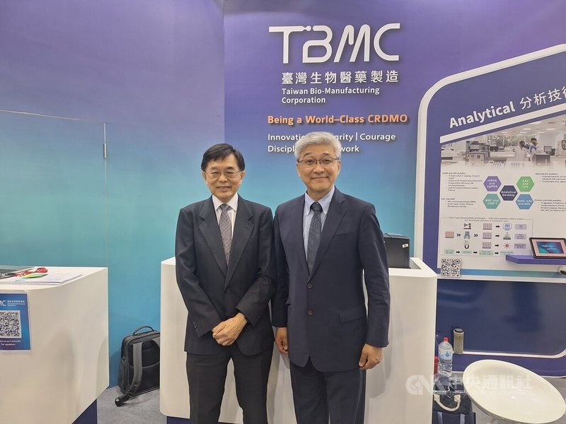 台灣生物醫藥製造公司(TBMC)執行長張幼翔(右)25日表示,已接獲國際廠商訂單,今年上半年營收已達去年全年的1.8倍,委託開發製造服務(CRDMO)案量也成長1.7倍。中央社記者何秀玲攝 114年7月25日