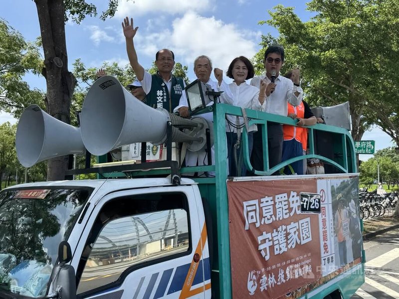 罷免投票在即,總統府資政、不孕症治療權威李茂盛(前左2)25日現身號召雲林縣醫界聲援罷團,並跟著民主進步黨籍立法委員劉建國(前右)等車隊掃街。中央社記者姜宜菁攝 114年7月25日