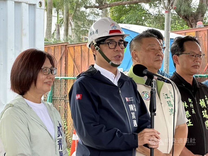 高雄市長陳其邁(左2)25日到仁武區視察滯洪池工程,受訪時被問及罷免投票相關議題。陳其邁說,期待透過罷免權的行使,未來行政院能更有效率,更重要的是「台灣需要一個正常的國會」。中央社記者林巧璉攝 114年7月25日
