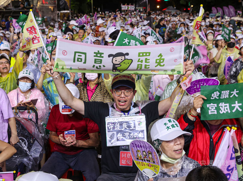 大罷免首波投票26日將登場,反共護台志工聯盟25日晚間選在立法院旁濟南路舉行「為民主守夜 公民集氣晚會」,與會者帶著標語布條到場,不畏風雨展現罷免決心。中央社記者鄭清元攝 114年7月25日