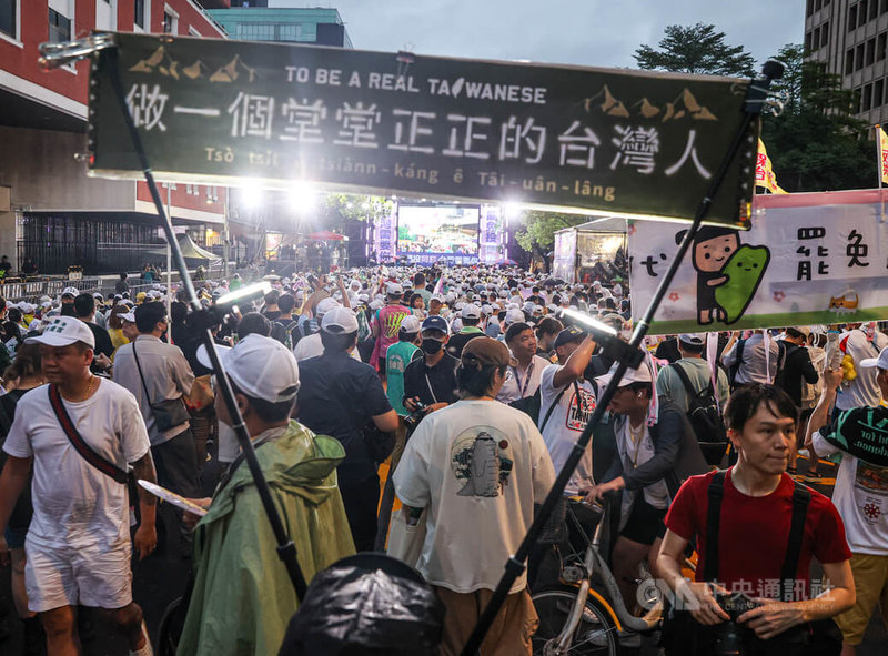 反共護台志工聯盟25日晚間在立法院旁濟南路上舉行「為民主守夜 公民集氣晚會」,許多支持罷免的民眾都到場支持,在選前之夜齊心高呼「大罷免大成功」。中央社記者鄭清元攝 114年7月25日