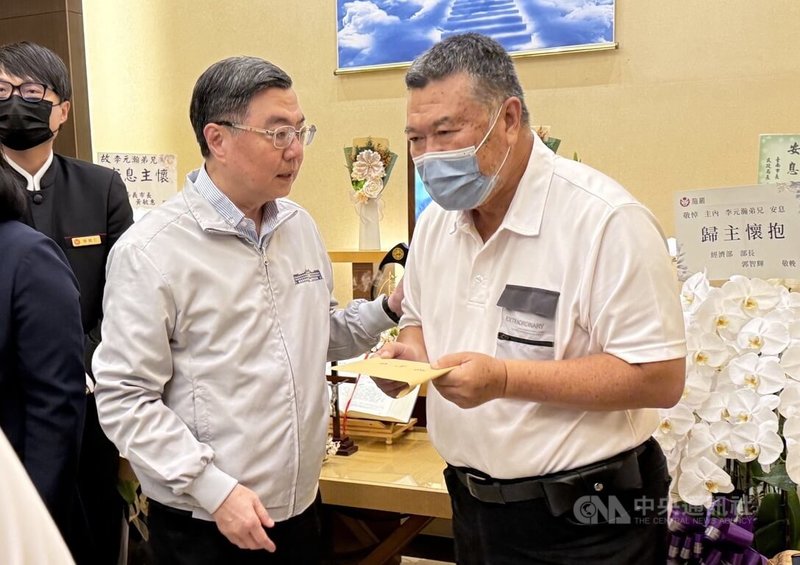 台電人員李元瀚因風災搶修電力遭電擊身亡,器捐遺愛人間,8月1日將舉行告別式。行政院長卓榮泰(左)25日親赴靈前致意,並慰問李元瀚父親(右)。中央社記者黃國芳攝 114年7月25日
