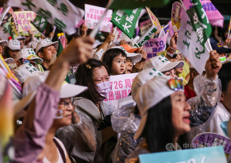 反共護台志工聯盟25日選前之夜在立法院旁舉行「為民主守夜 公民集氣晚會」,以行動展現大罷免決心,有大人帶著孩子到場共同參與,場面熱絡。中央社記者鄭清元攝 114年7月25日