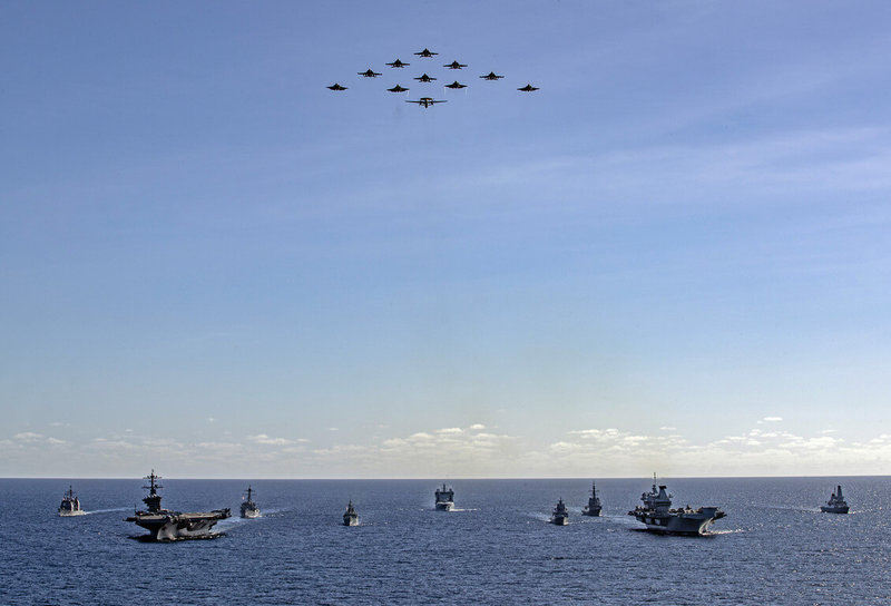 由英國航空母艦「威爾斯親王號」(右前)領軍的打擊群18日在澳洲歷來最大規模「護身軍刀」軍演期間,與美國航艦「喬治華盛頓號」(左前)領軍的打擊群首度展現英美「雙航艦」打擊群編隊航行操演陣容。(英國國防部提供)中央社記者陳韻聿倫敦傳真 114年7月25日