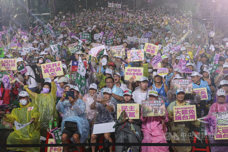 首波罷免投票將登場,反共護台志工聯盟25日選前之夜在立法院旁濟南路上舉行「為民主守夜 公民集氣晚會」,大批民眾冒雨搖旗吶喊,氣氛熱烈。中央社記者鄭清元攝 114年7月25日