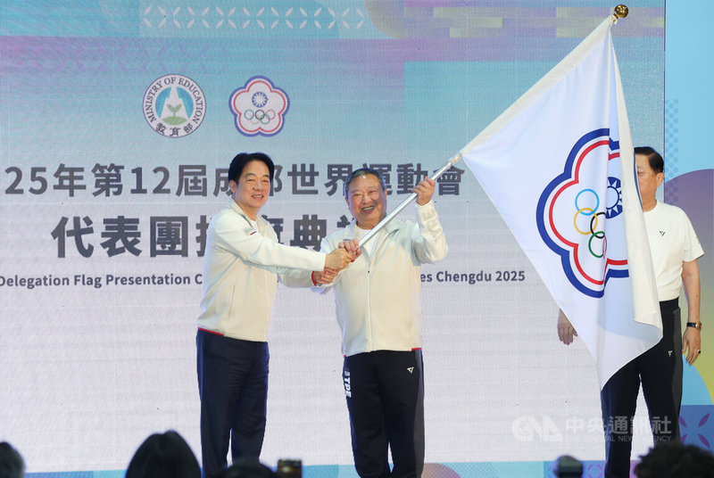 2025年第12屆成都世界運動會代表團授旗典禮25日在台北舉行，總統賴清德（左）親自出席授旗給本屆代表團團長林鴻道（左2）。中央社記者謝佳璋攝  114年7月25日