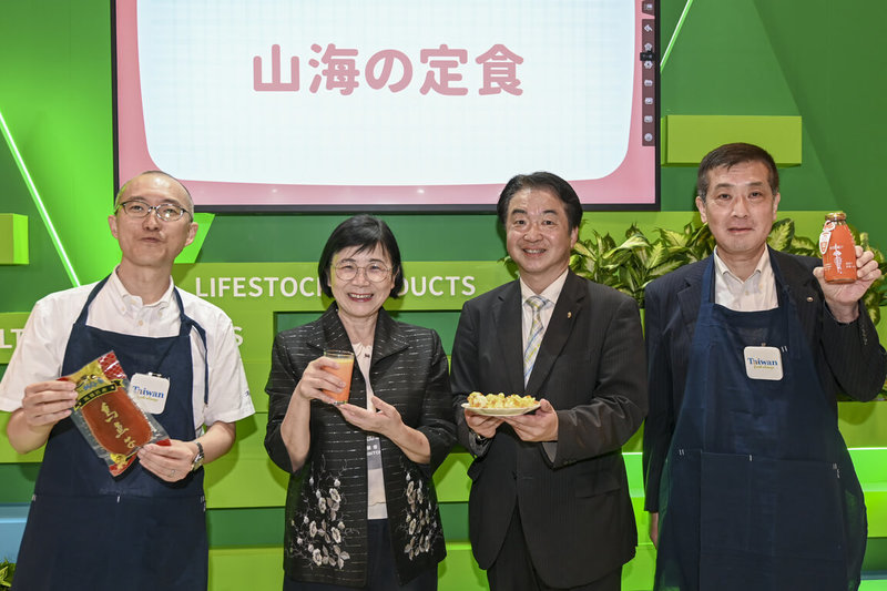 2025年關西國際食品展23日至25日舉辦,農業部司長蕭柊瓊(左2)與日本來賓共同製作烏魚子飯糰及胡蘿蔔牛奶的山海定食。(農業部提供)中央社記者戴雅真東京傳真 114年7月25日