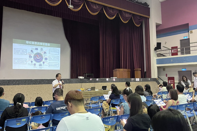 位於台南市鹽水區的南榮科技大學停辦後，轉型籌設私立玉秀雙語小學，114學年度開始招生，訂於27日至30日辦理新生及轉學生入學登記。圖為校方說明會。（校方提供）中央社記者楊思瑞台南傳真  114年7月25日