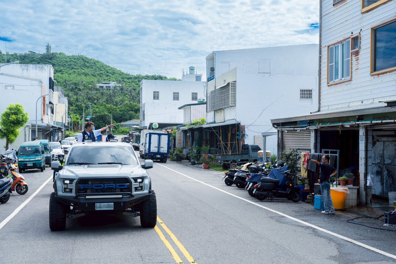 罷免投票在即,台東縣選舉區選出的中國國民黨籍立法委員黃建賓(車上)25日持續展開車隊掃街,全力衝刺、爭取民眾投不同意罷免票。(黃建賓立委服務處提供)中央社記者張祈傳真 114年7月25日