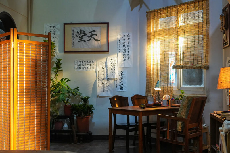 「中台灣影視基地人才培育計畫–電影美術設計與置景質感實作工作坊」25日在中台灣影視基地內舉行成果發表會，展示影集「四樓的天堂」劇中場景還原現場。（主辦單位提供）中央社記者蘇木春傳真  114年7月25日