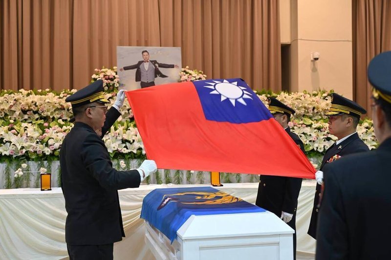 消防員吳恩碩為救溺不幸殉職，入殮禮拜25日低調舉行，現場由新北市消防局簡任技正鍾世銘及多名大隊長進行覆棺儀式，覆蓋消防旗及國旗。（新北市消防局提供）中央社記者趙敏雅傳真  114年7月25日