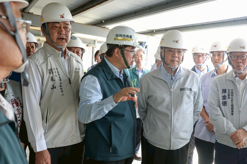 行政院長卓榮泰（前右2）25日到台南市關心丹娜絲風災後民宅修繕及通訊修復情形，市長黃偉哲（左2）陪同在側。（行政院提供）中央社記者楊思瑞台南傳真　114年7月25日