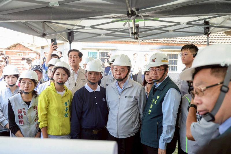 行政院長卓榮泰(前左4)25日在台南市長黃偉哲(前左5)及民代陪同下,到台南市關心丹娜絲風災後民宅修繕及通訊修復情形。(行政院提供)中央社記者楊思瑞台南傳真 114年7月25日