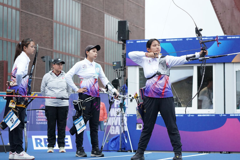 德國世大運25日進行女子反曲弓團體金牌戰,台灣女團李采璇(左)、郭紫穎(左3)、風佑築(左4)最終不敵日本、屈居銀牌。(大專體總提供)中央社記者黎建忠傳真 114年7月25日