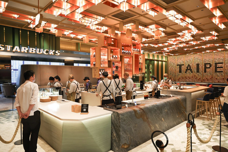 統一集團接手改造誠品信義店舊址的DREAM PLAZA商場25日正式開幕,全台最大星巴克「星巴克典藏DREAM PLAZA台北」進駐,為台灣首間旗艦店。中央社記者翁睿坤攝 114年7月25日