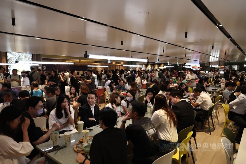 統一集團接手改造誠品信義店舊址的DREAM PLAZA商場25日正式開幕,中午美食街擠滿用餐人潮。中央社記者翁睿坤攝 114年7月25日