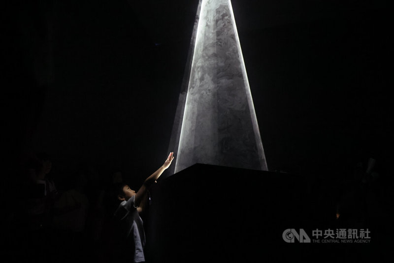 富邦美術館26日起將推出特展「安東尼.麥考爾:在光中遇見你」,25日舉辦開幕活動,搶先曝光展區,歡迎民眾在最純粹的黑與光、靜與動中,親身感受時間的流動與感知的深層召喚。中央社記者翁睿坤攝 114年7月25日