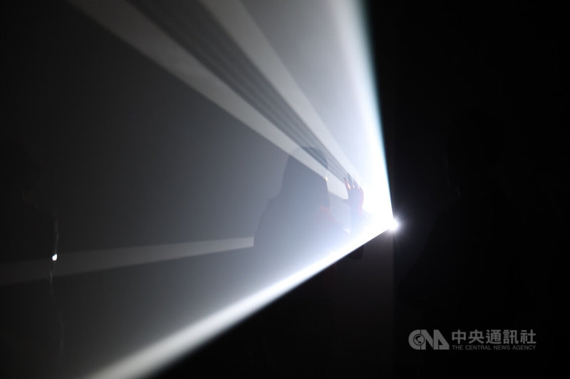 英國藝術家安東尼.麥考爾(Anthony McCall)在台首次大型個展「安東尼.麥考爾:在光中遇見你」26日將在富邦美術館正式開展,25日舉辦開幕記者會,展覽回顧並呈現安東尼.麥考爾50年來持續探索的創作歷程。中央社記者翁睿坤攝 114年7月25日