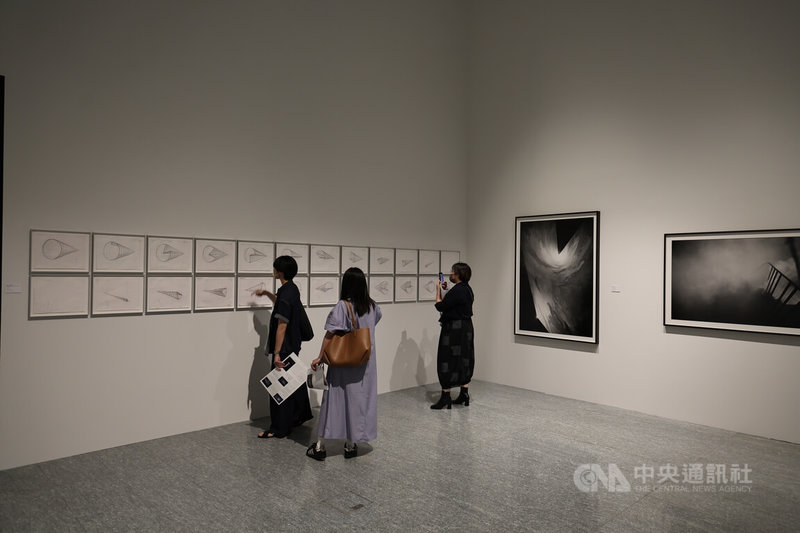 富邦美術館26日起推出特展「安東尼.麥考爾:在光中遇見你」,25日下午舉行開幕記者會,現場以文獻概念展出繪圖草稿、影像攝影與紀錄文件等,構築出一場集電影、雕塑、建築與詩意時間於一體的沉浸式經驗。中央社記者翁睿坤攝 114年7月25日