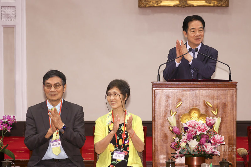 總統賴清德（右）25日接見第65屆中小學科學展覽會第一名作者師生，恭賀師生為校爭光，讓世界看見台灣的未來世代充滿科技創新能力。左起為中央大學大氣科學系特聘教授林沛練、中央研究院分子生物研究所院士鍾邦柱。中央社記者鄭清元攝　114年7月25日