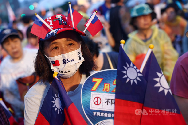 國民黨25日晚間在凱道舉行「不同意罷免」選前之夜造勢大會,現場下午起陸續湧入大批支持者,不少人都帶著國旗與相關飾品到場參與。中央社記者王騰毅攝 114年7月25日