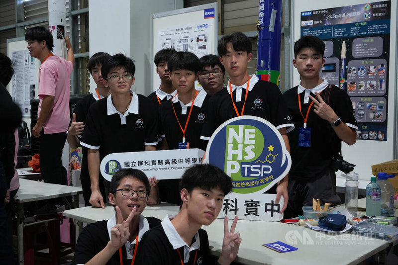 首屆台灣盃火箭競賽25日在屏東縣牡丹鄉開幕,地主隊屏科實驗高中RBS分成結構、航電、酬載、報告等4組,團隊成員從設計到實作中不斷修正,眾人面對26日的首次火箭飛試,心情都相當忐忑。中央社記者黃郁菁攝 114年7月25日