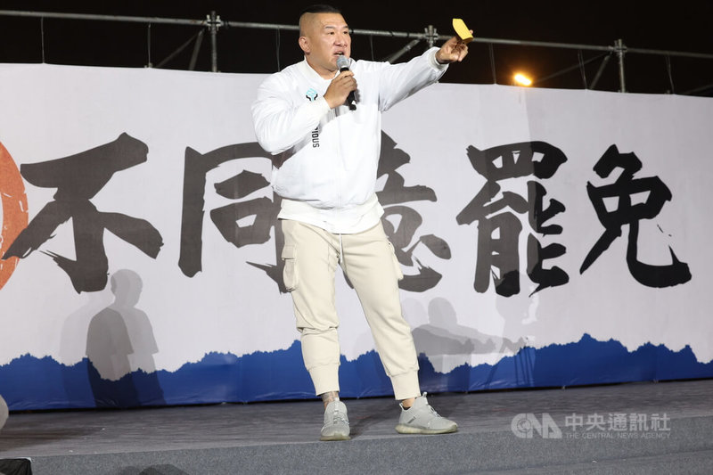 罷免投票選前之夜,國民黨25日在凱達格蘭大道舉行「不同意罷免」造勢大會,網紅「館長」陳之漢(圖)登台宣講,感謝支持者風雨無阻前來。中央社記者張新偉攝 114年7月25日