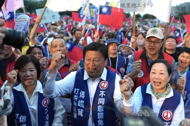 罷免投票進入最後倒數,國民黨花蓮縣黨部25日選前之夜,舉行「反惡罷、戰獨裁、守護花蓮大遊行」活動,國民黨立委傅崐萁(前中)、花蓮縣長徐榛蔚(前右)與支持者一同出發。中央社記者徐肇昌攝 114年7月25日