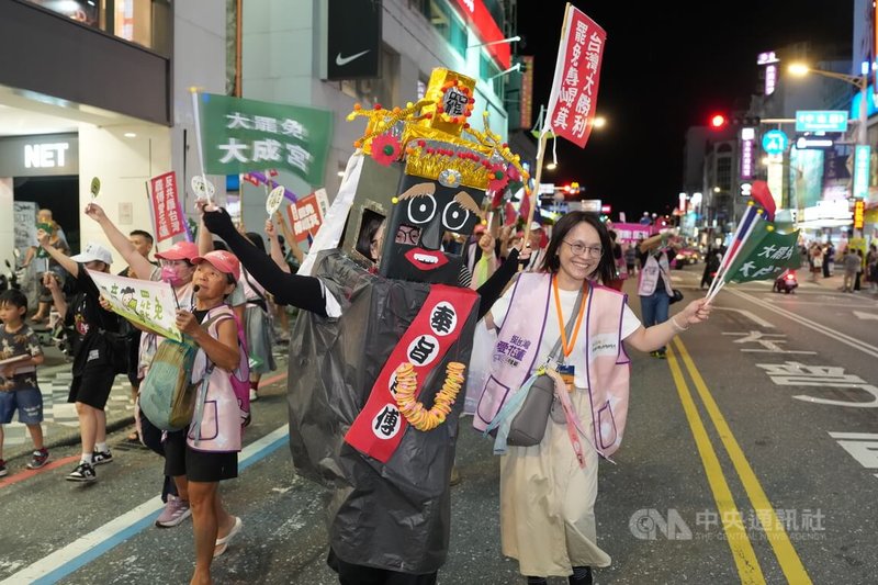罷免投票倒數,25日選前之夜,花蓮罷團從自由廣場出發,徒步繞行花蓮市區,支持者盛裝打扮參與。中央社記者徐肇昌攝 114年7月25日