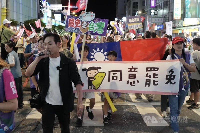 大罷免行動26日將迎接首波投票,網紅「八炯」(前左)25日晚間與支持罷免民眾在花蓮市區徒步遊行,沿途高喊罷免訴求,全力催出同意票。中央社記者徐肇昌攝 114年7月25日