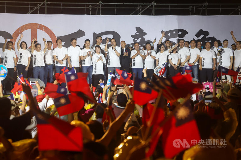 國民黨25日選前之夜在凱道舉行「不同意罷免」造勢大會,黨主席朱立倫(中持麥克風者)壓軸登台宣講,並率黨內要角號召支持者26日票投不同意罷免。中央社記者王騰毅攝 114年7月25日