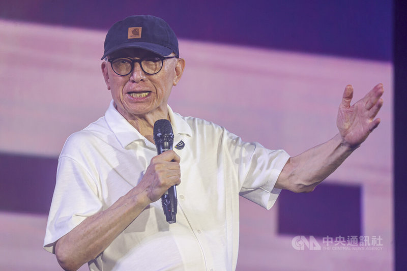 首波罷免投票將登場,反共護台志工聯盟25日晚間在立法院旁濟南路上舉行「為民主守夜 公民集氣晚會」,聯電創辦人曹興誠(圖)壓軸登台宣講。中央社記者鄭清元攝 114年7月25日