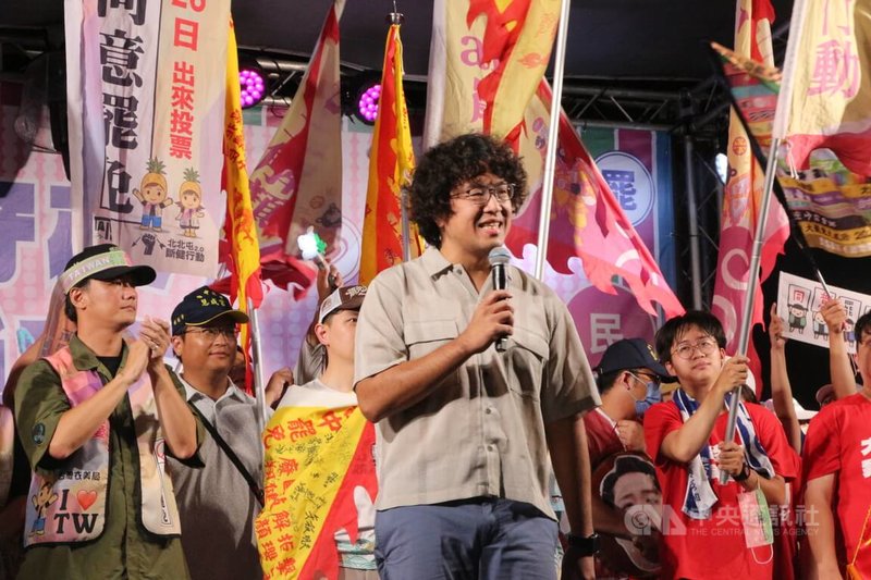 大罷免首波投票26日將登場,中部8個罷免團體25日晚間在台中舉辦選前之夜造勢活動,民進黨不分區立委沈伯洋(前中)等人到場助講。中央社記者蘇木春攝 114年7月25日