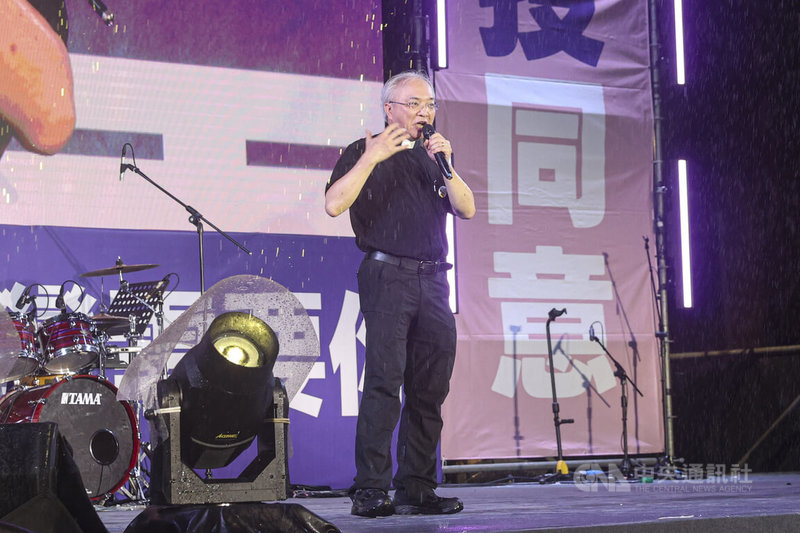 大罷免行動26日將迎來首波投票,反共護台志工聯盟25日晚間在立法院外舉行「為民主守夜 公民集氣晚會」,濟南教會牧師黃春生(圖)也登台宣講。中央社記者鄭清元攝 114年7月25日