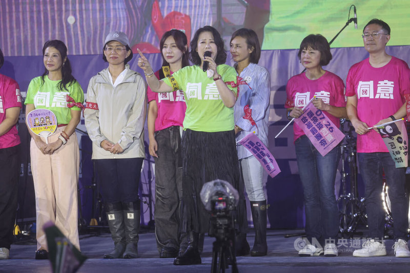 大罷免26日將迎接首波投票,罷團25日晚間在立法院外舉辦晚會,民進黨立院黨團幹事長吳思瑤(前中)與同黨立委林楚茵(後左)、邱議瑩(後右3)、蘇巧慧(後左2)等人登台宣講,呼籲大家票投同意。中央社記者鄭清元攝 114年7月25日