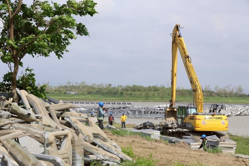 颱風丹娜絲重創嘉南地區，對於毀損光電板清除進度，行政院長卓榮泰25日赴嘉義縣視察時指出，環境部應明確要求光電業者清除的執行期限，經濟部也須主動協助業者解決問題。（行政院提供）中央社記者賴于榛傳真　114年7月25日