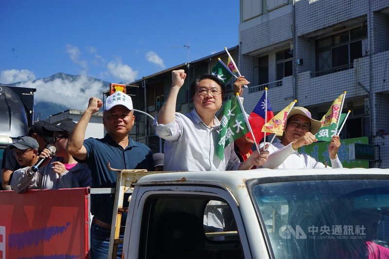 罷免投票倒數，民主進步黨秘書長林右昌（右2）25日到花蓮與罷團車隊掃街，鼓勵花蓮人要勇敢站出來投同意罷免票。中央社記者張祈攝　114年7月25日