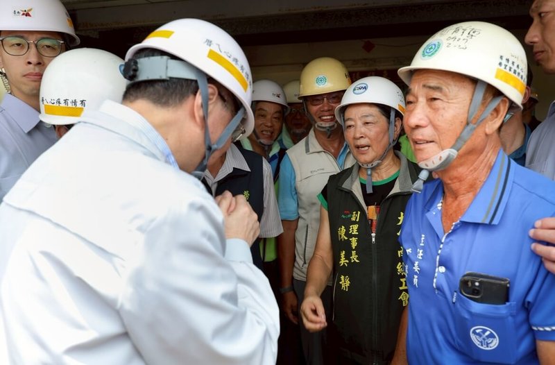 行政院長卓榮泰（左1）25日赴台南，關心民宅修繕以及通訊復原進度，並向受災民眾致歉。（行政院提供）中央社記者賴于榛傳真 114年7月25日