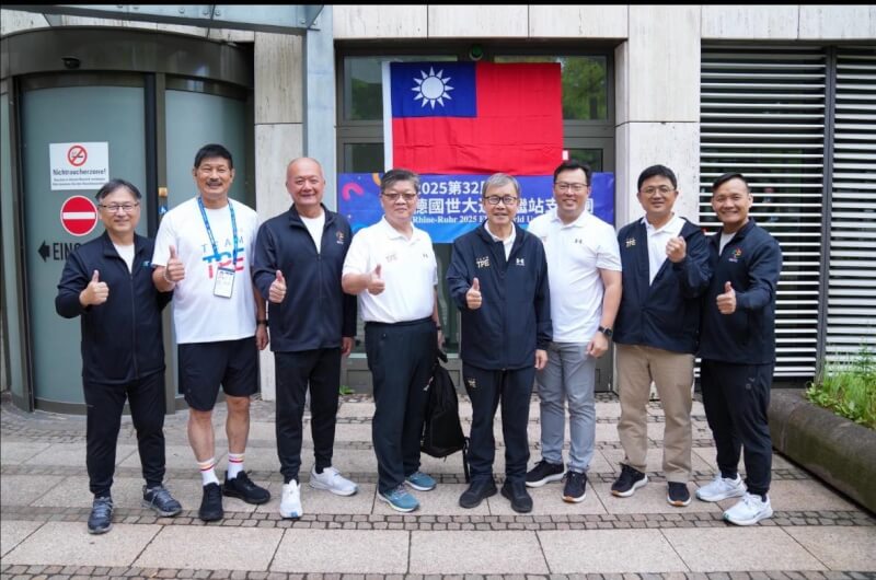 世大運正在德國舉行,台灣隊在埃森市中繼站懸掛的中華民國國旗未因中國施壓而撤下。(圖取自謝志偉臉書facebook.com)