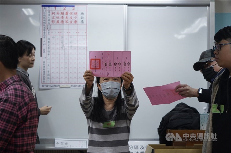 圖為第16任總統副總統及第11屆立法委員選舉開票。（中央社檔案照片）