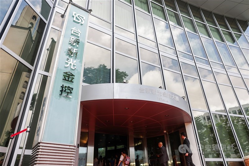台新新光金25日表示,台新人壽與新光人壽分別舉行董事會決議通過,以換股方式進行合併,台新人壽將發行新股,以0.9349股普通股換得新光人壽1股普通股。(中央社檔案照片)