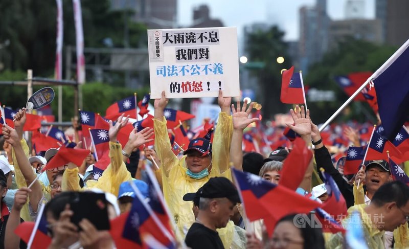 國民黨25日在台北凱達格蘭大道舉辦「不同意罷免」選前之夜造勢大會,號召支持者們到場造勢、一起「反惡罷」,現場有民眾手舉看板表達立場。中央社記者張新偉攝 114年7月25日