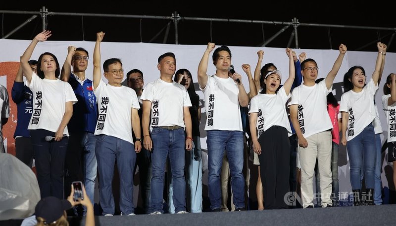 罷免投票在即,國民黨25日在凱道舉辦「不同意罷免」選前之夜造勢大會,台北市長蔣萬安(前左4)表示,愛台灣、守護台灣不是民進黨一黨一派的專利,而是大家共同的堅持跟信念,並呼籲全民用手中選票、票投不同意罷免,一起撐起台灣的民主。中央社記者張新偉攝 114年7月25日