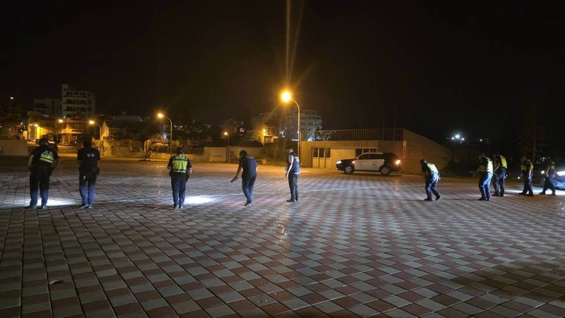 澎湖縣政府警察局馬公分局24日深夜接獲民眾報案,指案山社區某廟宇廣場有鳴槍情事,分局快打部隊與管區文澳派出所派員到場處理,但未發現涉案者,也未找到遺留彈殼。(馬公分局提供)中央社 114年7月25日