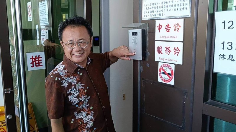 農業信用保證基金董事長賴坤成(圖)25日到台灣台東地方檢察署,提告國民黨籍立法委員黃建賓表示,黃建賓造謠、抹黑他「為個人利益可以犧牲黨內同志」,已造成他名譽極大傷害。(賴坤成提供)中央社記者張祈傳真 114年7月25日