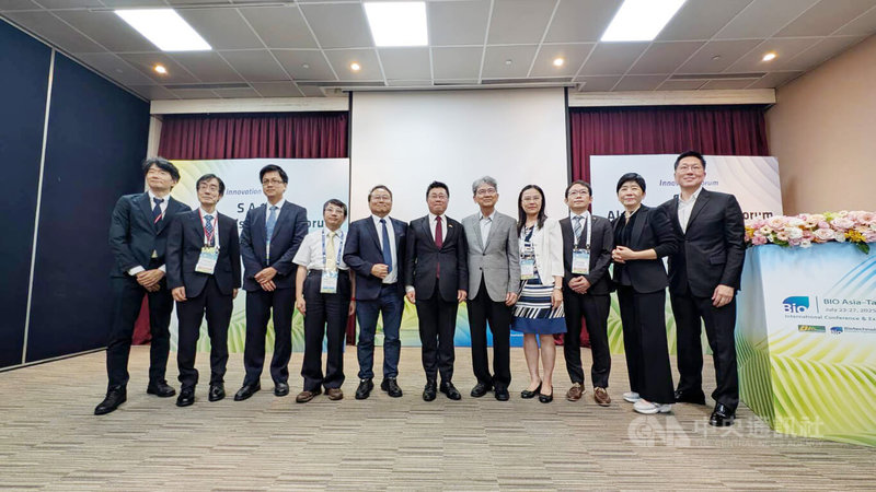 台灣醫界聯盟基金會與衛福部健保署25日在台北舉辦「阿茲海默症論壇/Bio Asia Taiwan專場」,衛福部次長呂建德(右6)出席。中央社記者曾以寧攝 114年7月25日