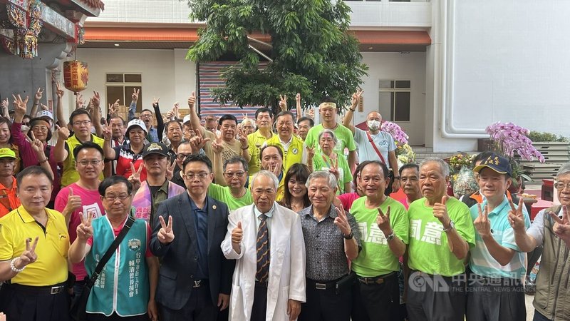 大罷免首波投票前夕,總統府資政、不孕症治療權威李茂盛(前左4)25日出面號召各行各業代表一起力挺罷免行動,守護台灣的民主自由與安居樂業的生活。中央社記者趙麗妍攝 114年7月25日