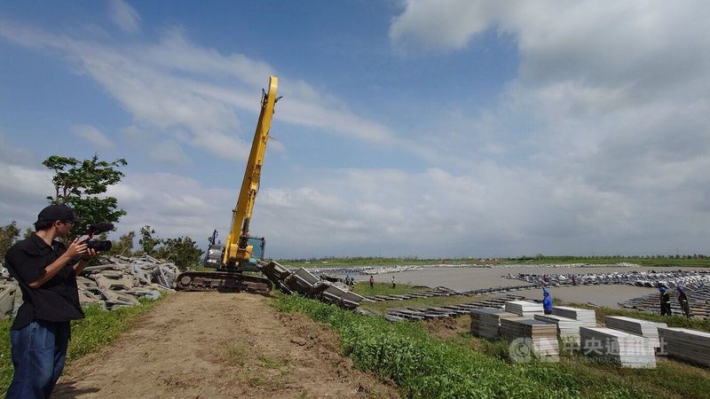嘉義縣義竹鄉新庄滯洪池的光電板設施受颱風影響嚴重受損,目前清除工作進展緩慢,25日僅有少數機具及人力在場清運。中央社記者蔡智明攝 114年7月25日